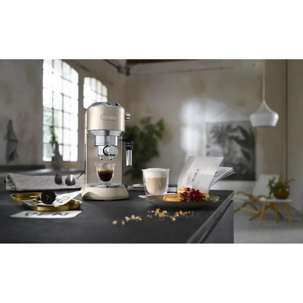De'Longhi Delonghi Kaffeemaschine Dedica Metallics EC785.BG Pumpendruck 15 Bar, Eingebauter Milchaufschäumer, Manuell, 1300 W, Beige 4 De'Longhi Delonghi Kaffeemaschine Dedica Metallics EC785.BG Pumpendruck 15 Bar, Eingebauter Milchaufschäumer, Manuell, 1300 W, Beige – Bild 4