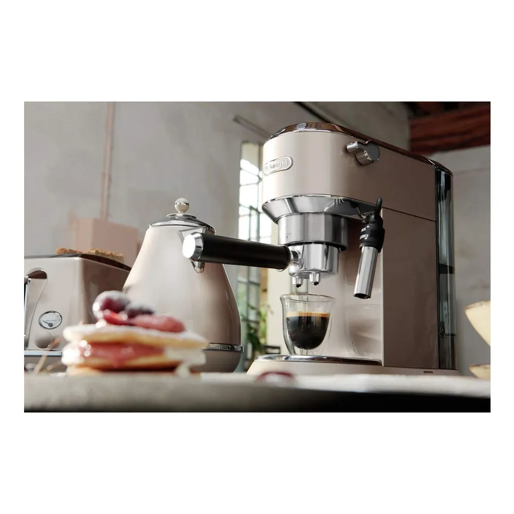 De'Longhi Delonghi Kaffeemaschine Dedica Metallics EC785.BG Pumpendruck 15 Bar, Eingebauter Milchaufschäumer, Manuell, 1300 W, Beige 9 De'Longhi Delonghi Kaffeemaschine Dedica Metallics EC785.BG Pumpendruck 15 Bar, Eingebauter Milchaufschäumer, Manuell, 1300 W, Beige – Bild 9